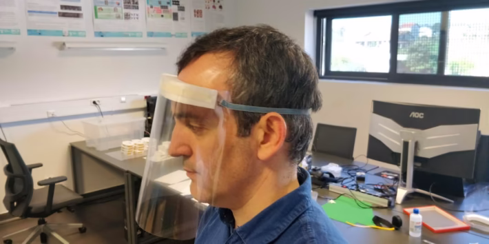 Fernando Veloso, um dos investigadores do 2Ai com protótipo da viseira desenvolvida no IPCA