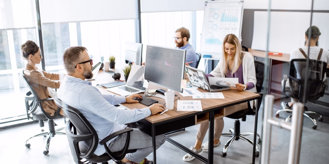 Microsoft e LinkedIn lançam programa para capacitar 10 milhões de pessoas em competências digitais