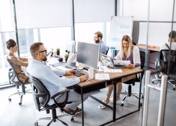 Microsoft e LinkedIn lançam programa para capacitar 10 milhões de pessoas em competências digitais