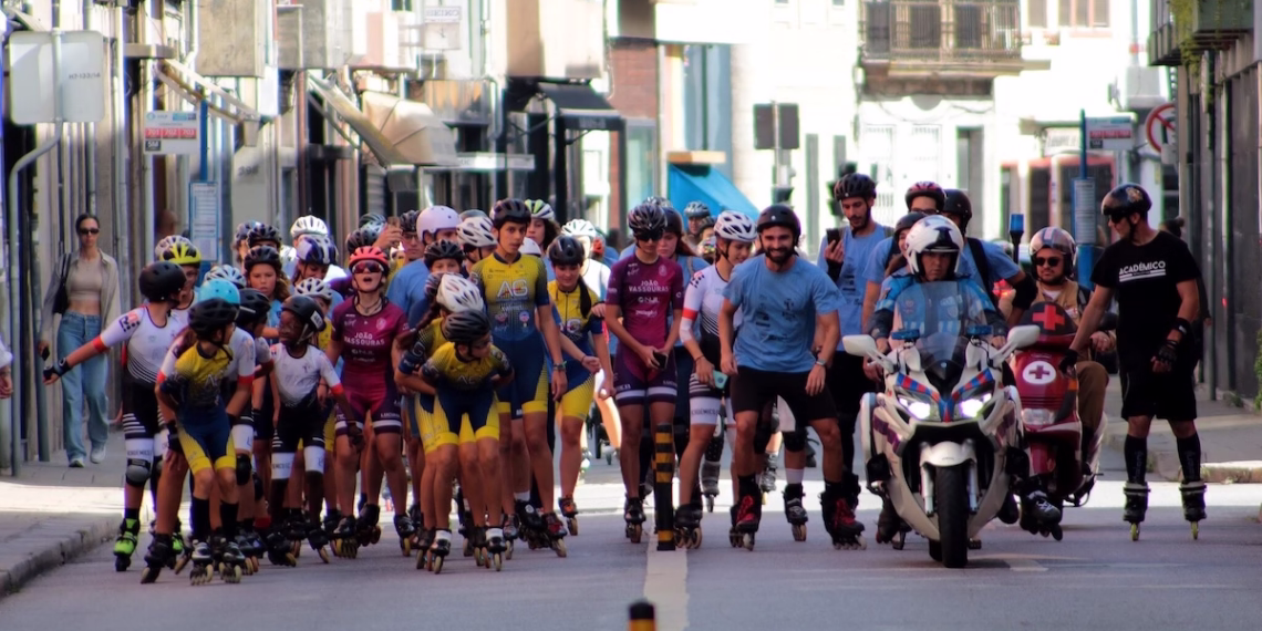 Passeio junta patins, bicicletas, skates e trotinetas pelas ruas da cidade do Porto